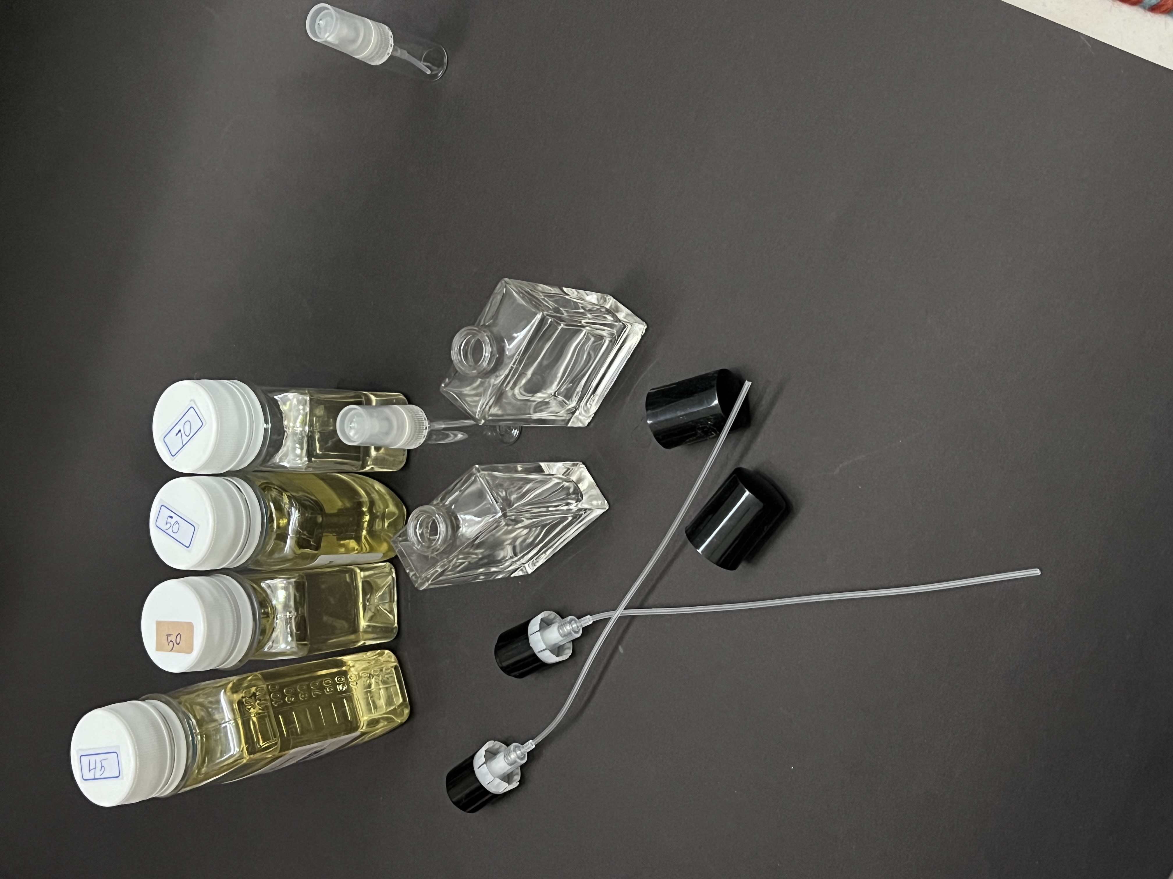 تمام عطر های این مجموعه دست ریز هستن و تضمین ماندگاری و کیفیت