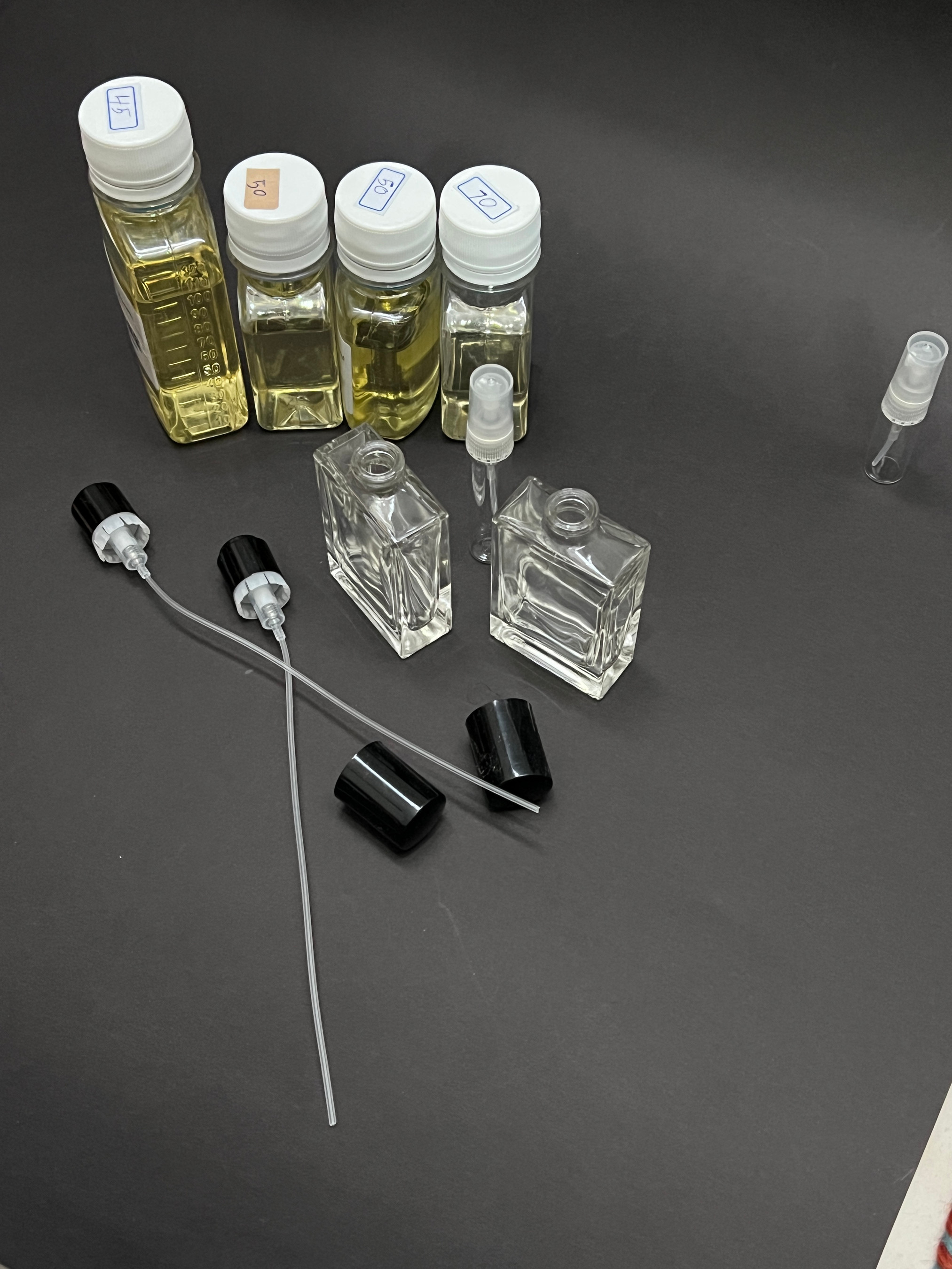 تمام عطر های این مجموعه دست ریز هستن و تضمین ماندگاری و کیفیت